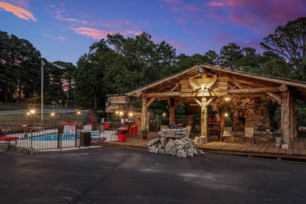 Stonegate Lodge King Bed Wifi Roku Tv Salt Water Pool Room #203 Eureka Springs Exterior foto